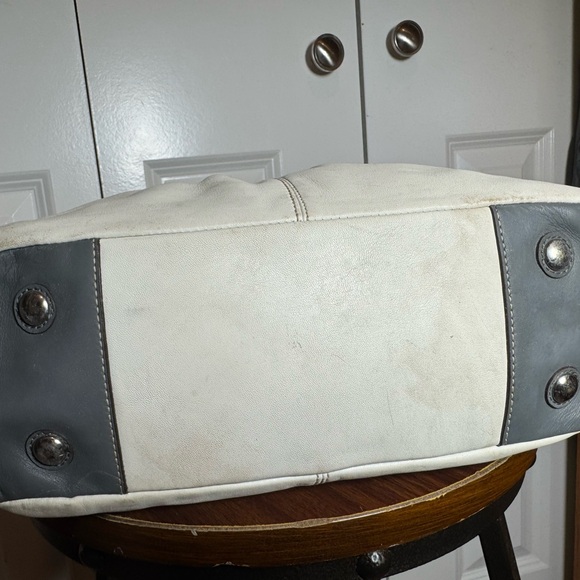 Coach F13759 White Leather Shoulder Bag Purple Lining Silver Hardware - Picture 5 of 16